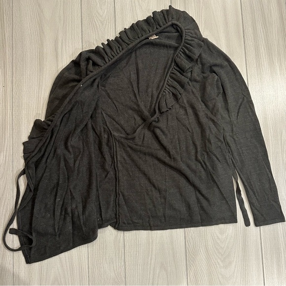 evie. asymmetrical jacket with ruffles - Picture 2 of 4